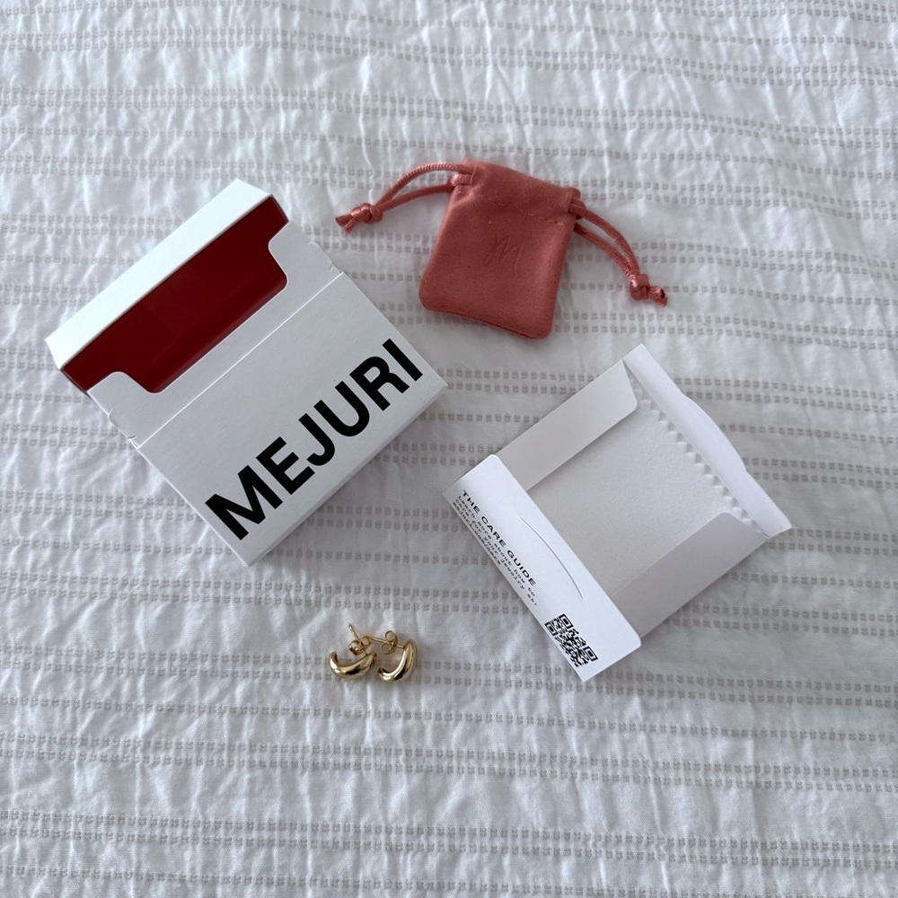 Mejuri Dôme Huggies Gold